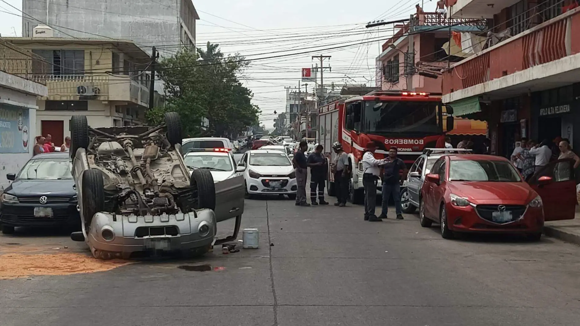 El conductor terminó lesionado y daño autos que se encontraban estacionados 